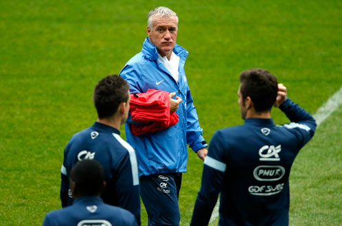 HLV Didier Deschamps trong một buổi tập của tuyển Pháp